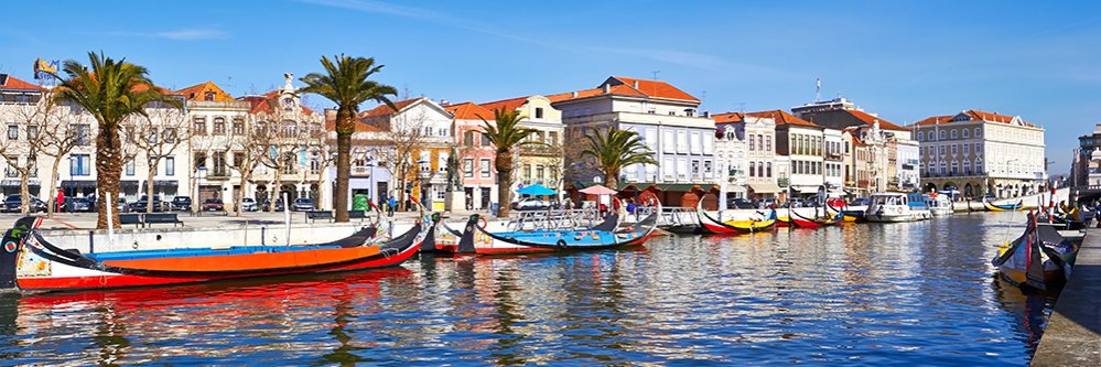 Alójate cerca de Aveiro con Paseo en Barco Moliceiro