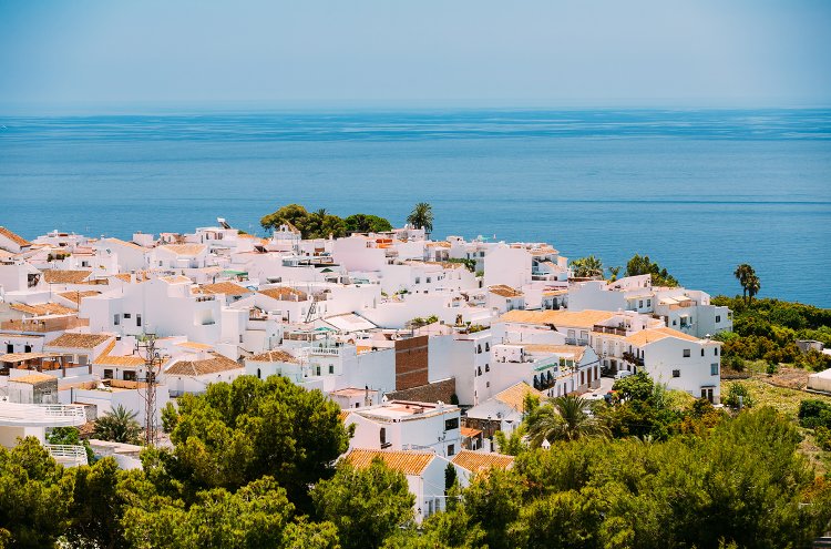 Escápate a Nerja en apartamentos (Málaga) - BuscoUnChollo.com